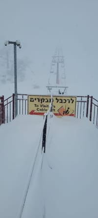 ברק פגע בבית בצפת; שלג כבד בחרמון | צפו