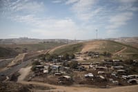 מפתיע: מתנחלים פנו לבנט נגד פינוי חאן אל אחמר