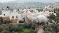 צפו: נהרסו בתיהם של שניים מרוצחי יהודה דימנטמן הי"ד