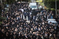 שו"ת | ברכת 'חכם הרזים' בהלוויית הרב קנייבסקי