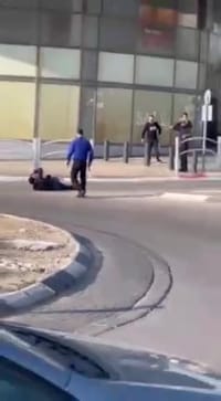 תיעוד: חיסול המחבל לאחר הדקירה בבאר שבע