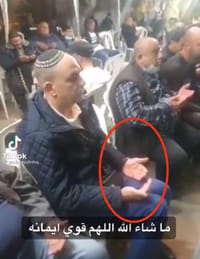 יאיר רביבו בתפילה בניחום האבלים.