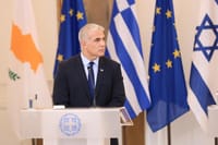 לפיד: הכוחות הרוסים ביצעו פשעי מלחמה נגד אזרחים