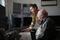 צפירת הזיכרון הופעלה בידי שורד שואה ונכדתו החיילת