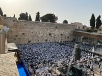 אלפי מתפללים בתפילת שחרית בכותל