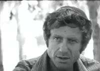 אורי זוהר בארכיון – לא יודע אם אלבש כיפה שחורה |צפו