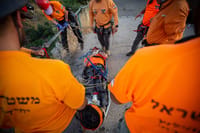 ואדי קלט: חילוץ באלונקות לבן 21 שקפץ לברכה ונפצע