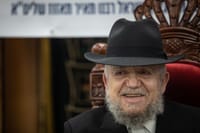הרב מזוז תוקף: "בגללם באות מחלות לעולם"