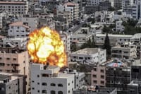 תקיפת בניין בעיר עזה (Photo by Attia Muhammed/Flash90)