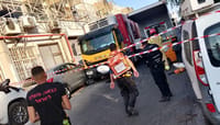 חולון: נהג משאית נמחץ למוות ממשאיתו
