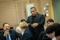 ירוץ עם הדר מוכתר? צפו בתשובה של אביר קארה