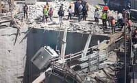 משאית קרסה לתוך בור באתר בניה, פצוע קל במקום