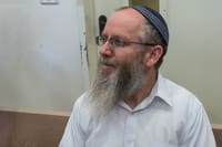 עזרא שיינברג הגיע לבית כנסת בקצרין וגורש בצעקות
