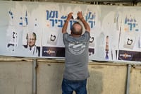 משחיתים שלטי בחירות של איתמר בן גביר בתל אביב (צילום: אבשלום ששוני, פלאש 90)