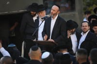 תיעוד: אביו של הנרצח בפיגוע אומר קדיש על בנו