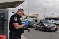 החקירה בזירת הפיגוע (דוברות המשטרה)