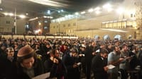 צפו: תפילת המונים בכותל לרפואת הרב שטרנברג