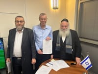 ראשי יהדות התורה גולדקנופף וגפני חותמים עם יריב לוין
