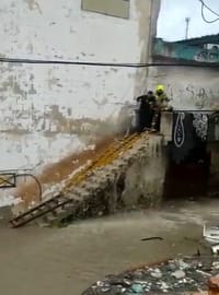 אדם חולץ ממקלט; רכבים שקעו בהצפות. צפו בתיעוד