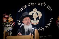 בנו של הרב עובדיה נגד השרה הסרוגה: "טיפשה"
