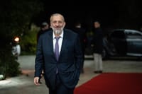 הפעולה הראשונה של דרעי: תיירים מסין יעברו בדיקה