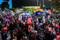 אלפים הפגינו בתל אביב: ”נגד הפיכה משטרית”