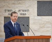 צפו: הרצוג מתפלל במליאת הפרלמנט האירופי
