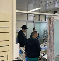 הרב לאו ביקר את אביהם של הילדים שנרצחו בפיגוע
