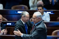 גורמים בליכוד: "בגלל המחאה – מתיחות בין נתניהו ולוין"