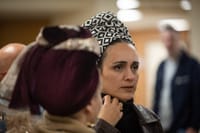 "השוטר נצמד לגופה ותחב את רגלו בין רגליה"
