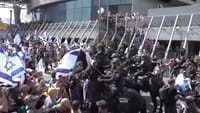 בסוסים ורימוני הלם: כך נראה פינוי המפגינים באיילון
