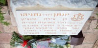 מכתב נגד רה"מ הונח על קברו של יוני נתניהו ז"ל