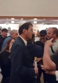צפו: בועז ביסמוט גורש מטקס לזיכרון השואה בת"א