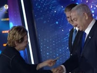 העבירה פתק לנתניהו: ארוע חריג בטקס פרס ישראל