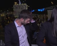 באמצע שידור: בקבוק זכוכית פגע בכתבי חדשות 13. צפו