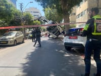 אסון בת"א: גבר נהרג לאחר שנלכד במנוף שהתהפך