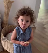 מתכוננת לשבת? הבת של קורין גדעון שרה 'שלום עליכם'