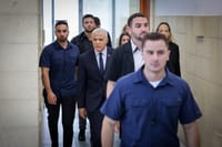 משפט נתניהו: יאיר לפיד הגיע לבית המשפט