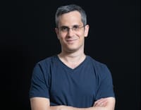 לא צירוף מקרים: ראיון חגיגי עם הסופר יואב בלום