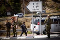 עשרות הגיעו לזירת הפיגוע; ופתחו בריקודים ובשירה