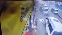 תיעוד משוגע: פיצוץ צינור גז באמצע רחוב בדרום אפריקה