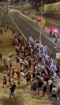 מפגינים ניפצו שמשת רכב בי-ם; אירוע דריסה בכפ"ס