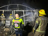 טרגדיה בהרצליה: גבר כבן 40 נהרג בשריפת קראוון