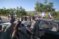 התפרעות ליד הבית של לוין: מאבטחים חילצו אותו ברכב