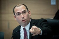 אירוע חריג בירושלים: נער שלף סכין ואיים על רוטמן