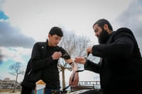 צפו: מנהל בית ספר אסר על תלמיד להניח תפילין