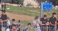 צפו: ערבים השליכו חפצים לעבר שוטרים בשער שכם
