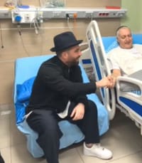 "מודה אני כל בוקר": עומר אדם משמח פצועים. צפו