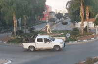 תיעוד: עשרות מחבלי חמאס פושטים על העיר שדרות