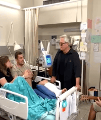 מלך העולם: שלמה ארצי מבקר את הפצועים